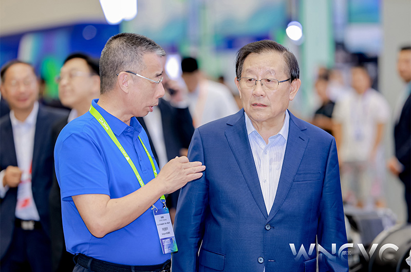 萬(wàn)鋼主席觀摩NGA智能電動(dòng)半掛車，助力貨運(yùn)行業(yè)駛向“公路動(dòng)車”的“中國(guó)方案”！