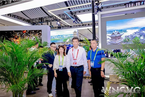 工業(yè)和信息化部熊繼軍副部長(zhǎng)體驗(yàn)NGA智能電動(dòng)半掛車，精準(zhǔn)靈敏，動(dòng)力十足！